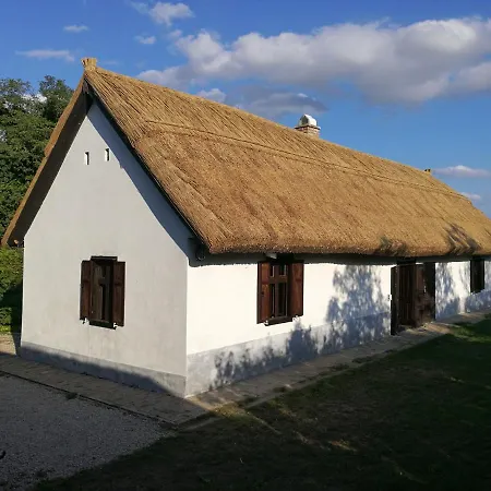 Het Fenyo Vendeghaz / Seven Pines House Prázdninový dům Sukoró
