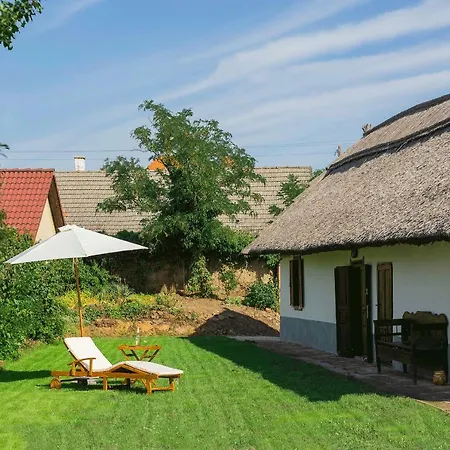 Het Fenyo Vendeghaz / Seven Pines House * Sukoró